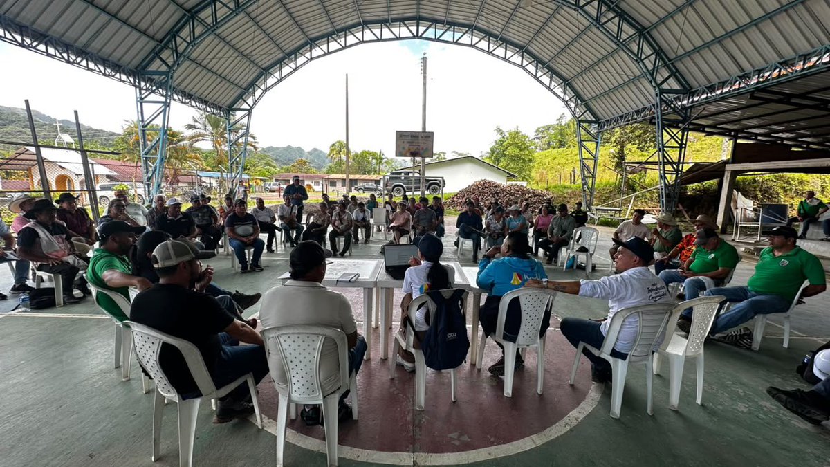 ICCUGOB's tweet photo. En #Ubalá, durante el #PlanDeCercaníaPopular de @JorgeEmilioRey, socializamos con la comunidad de La Soya los avances en los corredores Mambita–Mambita II ($13.925 millones) y #Guasca–Ubalá ($43.658 millones), para fortalecer la conectividad regional. https://t.co/hYpE2VY2PV