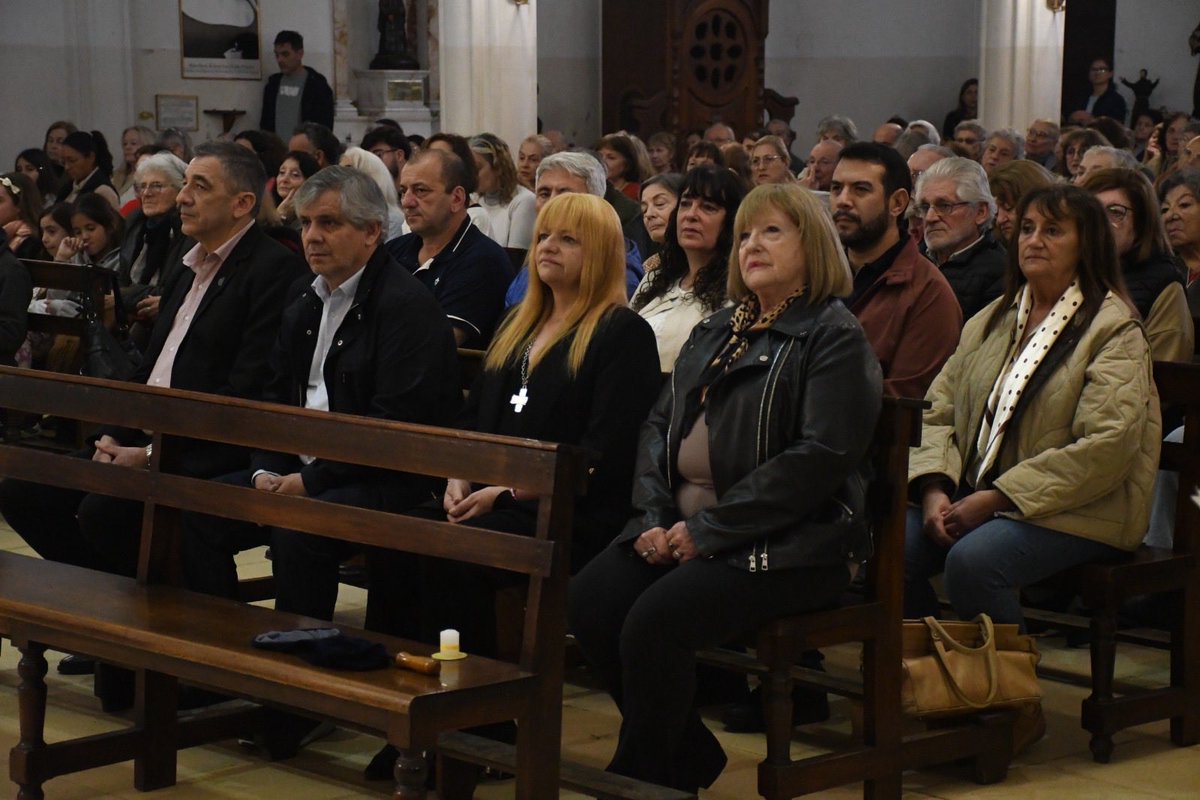 MuniChivilcoy's tweet photo. #AHORA El intendente @BritosGuillermo y funcionarios municipales participan de las celebraciones del Día de la Virgen del Carmen https://t.co/vuS75W3BIh