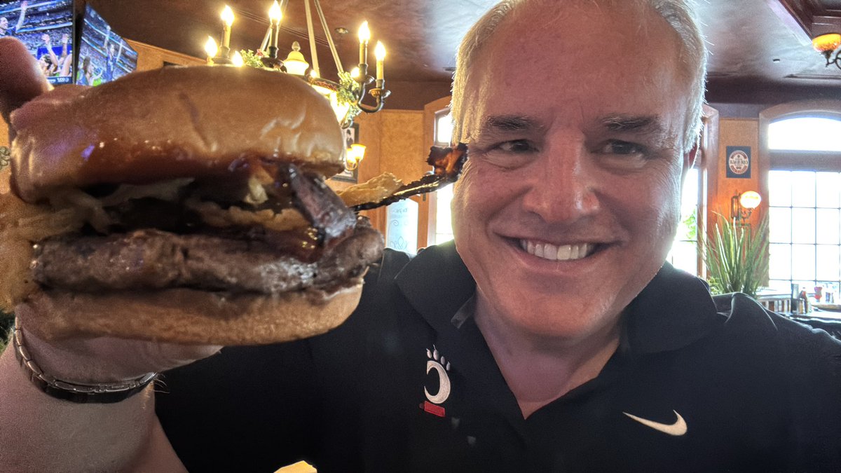 cincygreghoodin's tweet photo. Getting my cowboy burger on for #cincybugerweek while celebrating #NationalMacAndCheeseDay accordingly in Gouda smacaroni and cheese form and not just because it’s fun to say Gouda ‘cause, you know . @PubRookwood @CincyBurgerWeek @CincinnatiMag get your burger onn. #eatcincy #cincyeats #dinelocal #BearcatVibes #cincyvibes #AllForCincy #todoporcincy