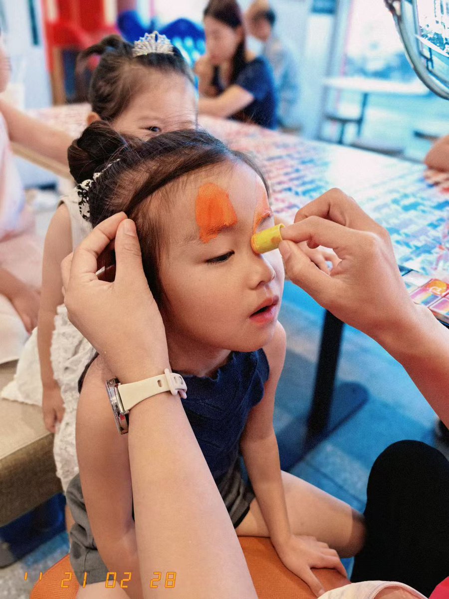 vam2ME's tweet photo. A sunny Sunday morning = 1 little artist + 1 messy paint set + endless giggles  Letting them explore freely is where the magic happens! https://t.co/NVAoFCBlp8