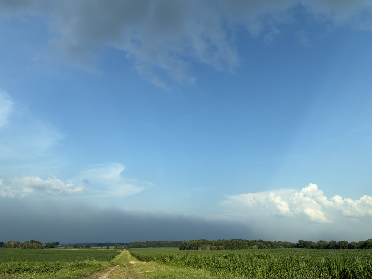 Emokwx's tweet photo. Can see the smoke seeping in from the East. This is going to suck https://t.co/pQicim9Gwd