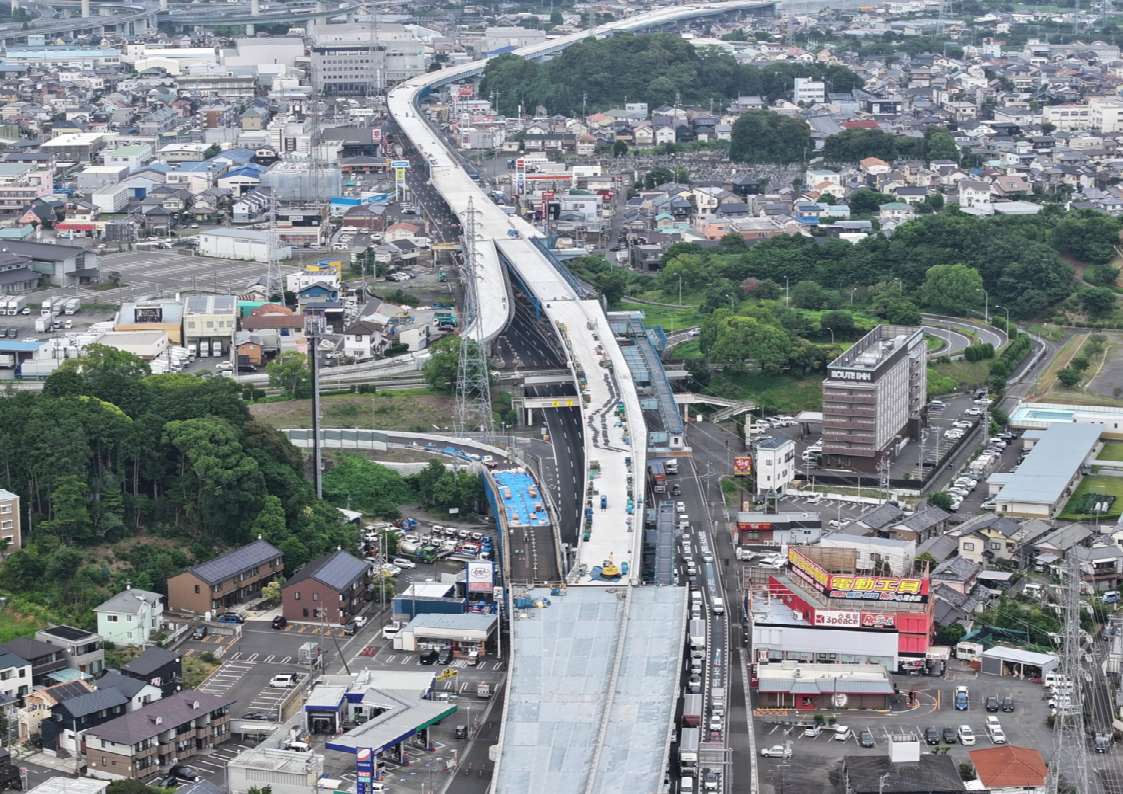 mlit_shizukoku's tweet photo. 清水立体事業は、令和８年度内の上り線の開通に向け工事を進めております。現時点で、上り線の床版工事が完了し、一連の白色のコンクリートが１本の線となり、東西を結ぶ形で見えるようになってきました。今後は、この床版の上に、黒色のアスファルトを施工し、開通に向け、作業を進めてまいります。 https://t.co/U9sVrCKWwq