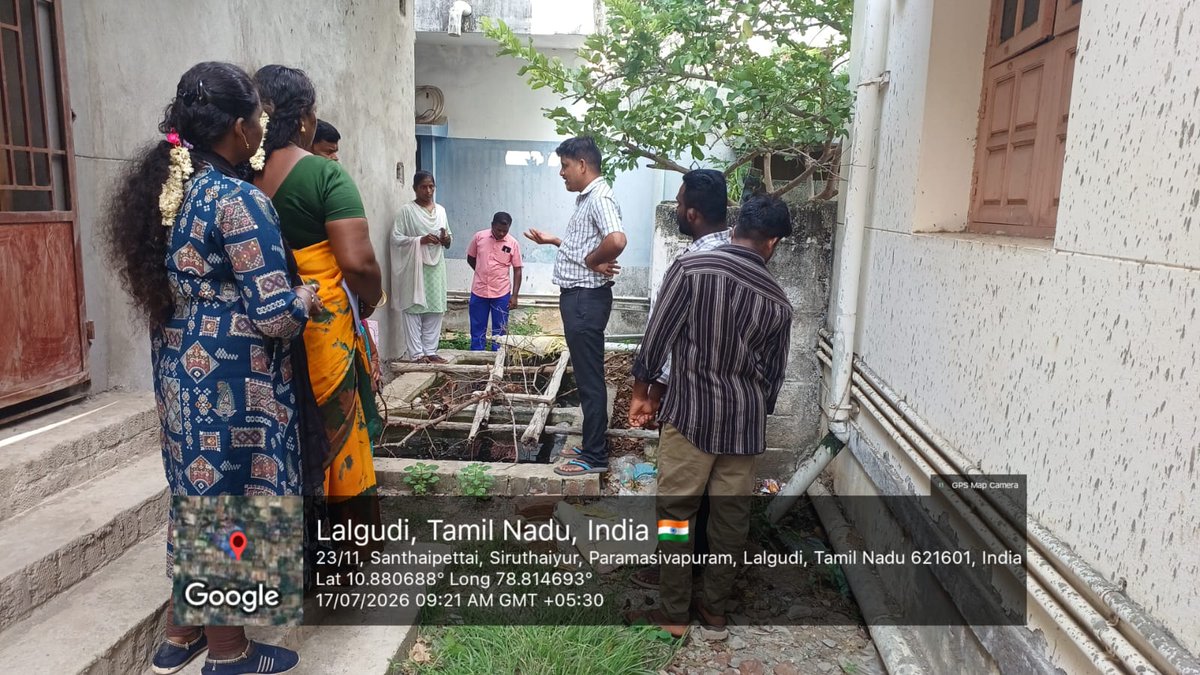 LalgudiCommr's tweet photo. இலால்குடி நகராட்சி உமர் நகர் பகுதியில் இன்று டெங்கு கொசு தடுப்பு நடவடிக்கைகள் மேற்கொள்ளப்பட்டன.  இதனை நகராட்சி சுகாதார ஆய்வாளர் அவர்கள், களப்பணி உதவியாளர்   பார்வையிட்டு ஆய்வு செய்தார்கள் 
@CHN_Metro_Water @Collector_Try @tnmaws    @TNDPHPM  @TNDIPRNEWS https://t.co/ueEWhywuFd