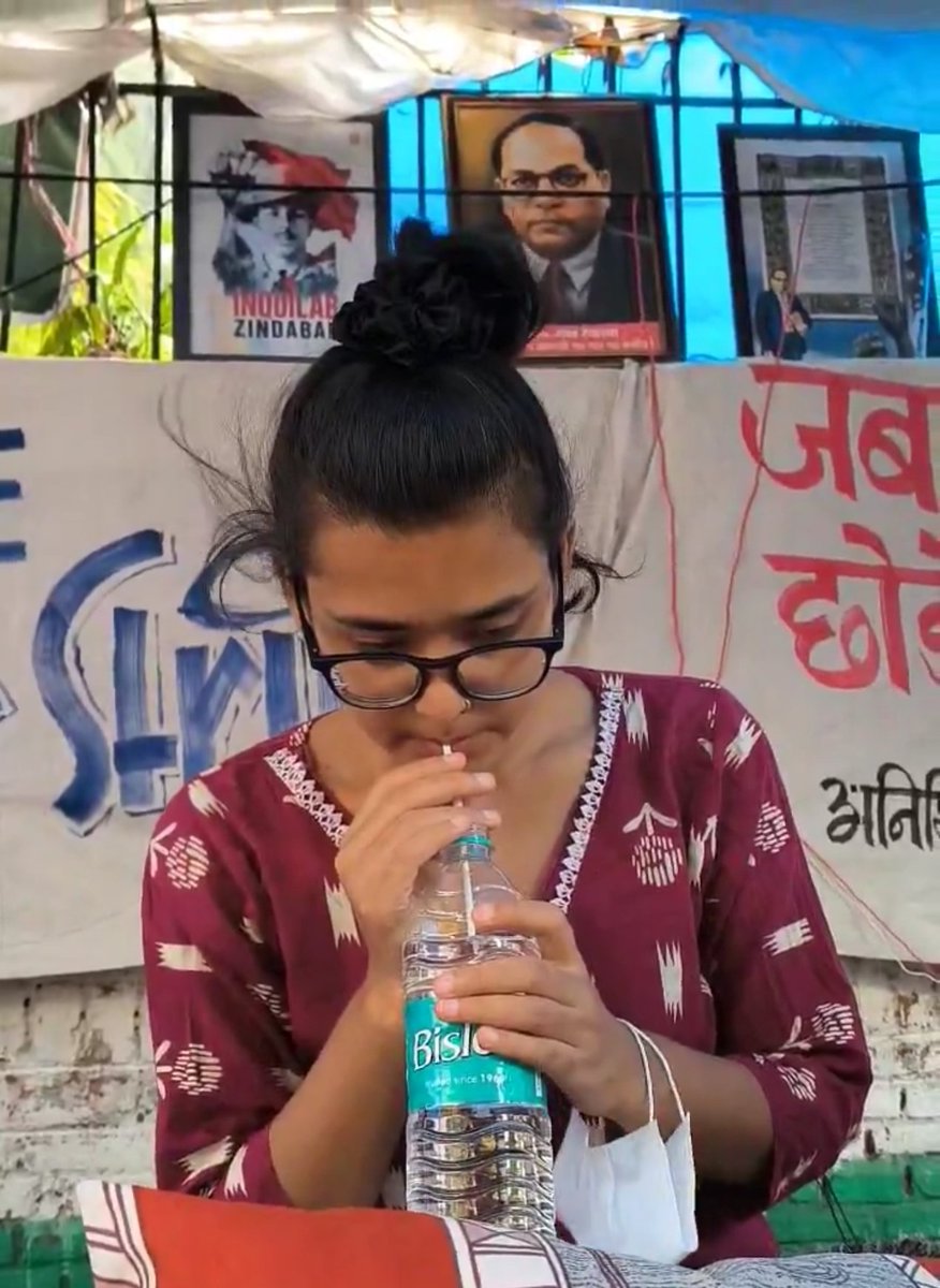 MihirkJha's tweet photo. Karl Marx Bisleri mai Straw daal ke pite the? https://t.co/Xzui0WlZ9j