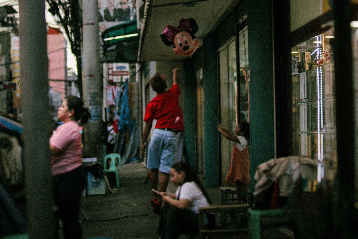 everydaeyy's tweet photo. i want to learn more about street photography. there are some times where i feel like my photos are all the same, and all the same themes.

 this year, i want to learn more on how i can tell a story and not just by simply showing a street with people in it. https://t.co/pm6ic5wGYC