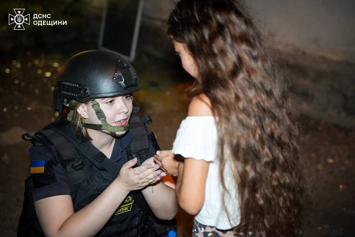 AnnaDeMilanese's tweet photo. Diese Hand gehörte einer Mutter.
Gestern Abend ging sie mit ihren Kindern im Park spazieren – in Odessa, an einem warmen Sommerabend, so wie Millionen Mütter überall in Europa.

Eine russische Rakete beendete ihr Leben.
Ihre Kinder haben überlebt. Auf den Bildern der Rettungskräfte sieht man, wie Einsatzkräfte sie in den Armen halten und trösten – mitten in der Nacht, zwischen Blaulicht und Trümmern.
Diese Kinder haben gestern nicht nur ihre Mutter verloren. Sie haben es mit ansehen müssen. 
Hinter jeder Zahl, die ich hier täglich melde, steht ein Mensch. Ein Alltag. Eine Familie, die zerbricht. Kinder, die ab heute den Weg zum Spielplatz nicht mehr mit Freude gehen, sondern mit Schmerz. Oder sie bleiben zuhause und gehen den Weg nie wieder. 
Das ist es, was dieser Krieg bedeutet. Jeden Tag. Seit mehr als vier Jahren. Bei diesen Bildern stockt mir der Atem und es sind nur die Bilder. 💔