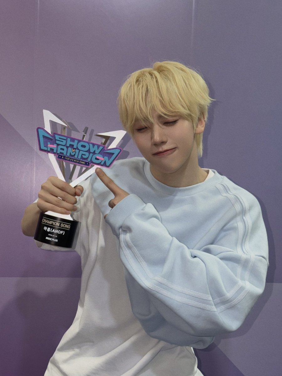 AHOF_official's tweet photo. 🏃 260715 RTY
쇼챔피언 🩵🐳

1위 만들어준 포하 너무 고맙고 사랑해 🥺🫰

#AHOF #아홉
#WOONGKI #차웅기 https://t.co/HJ8kDzA6Ez