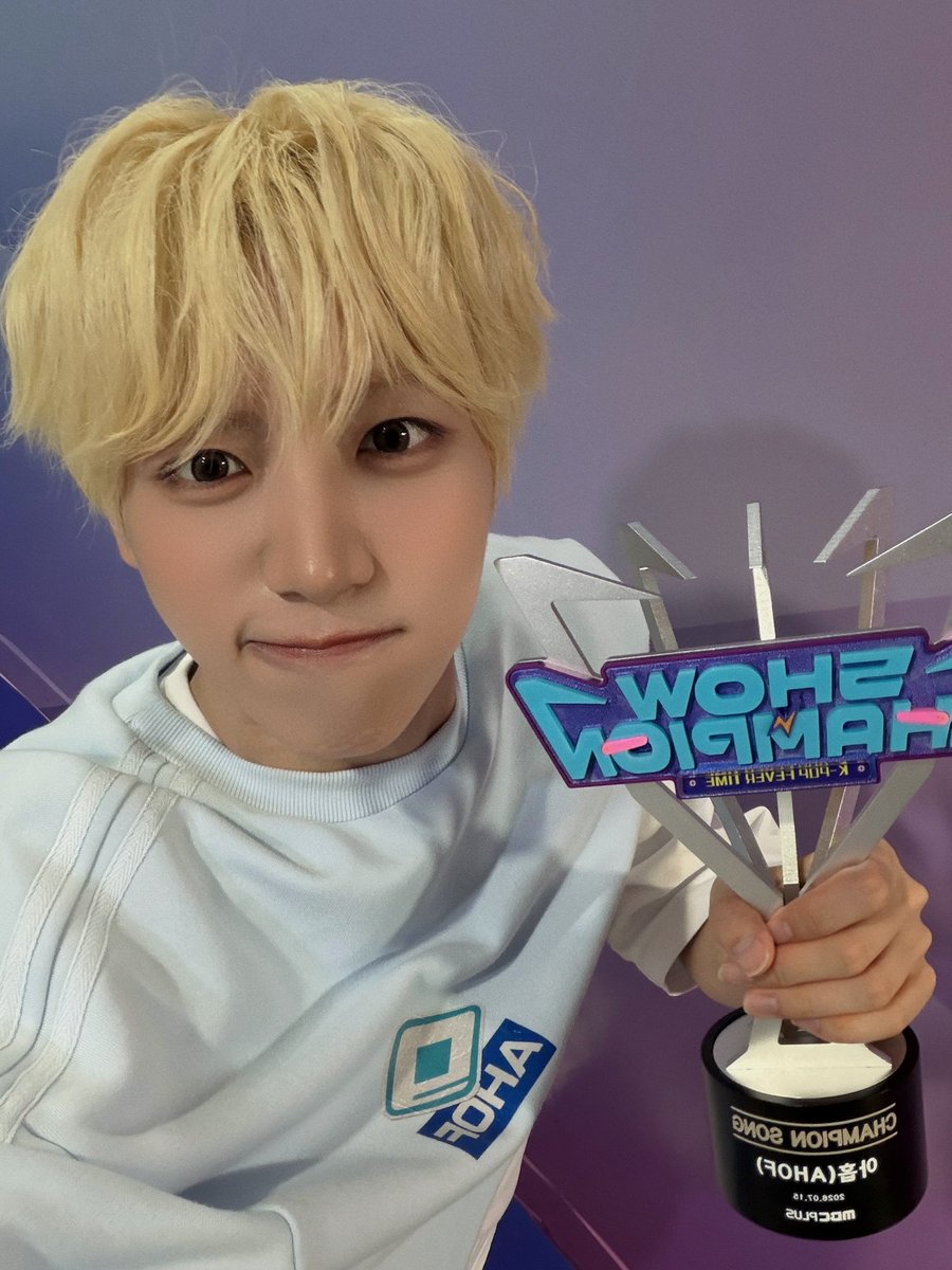AHOF_official's tweet photo. 🏃 260715 RTY
쇼챔피언 🩵🐳

1위 만들어준 포하 너무 고맙고 사랑해 🥺🫰

#AHOF #아홉
#WOONGKI #차웅기 https://t.co/HJ8kDzA6Ez
