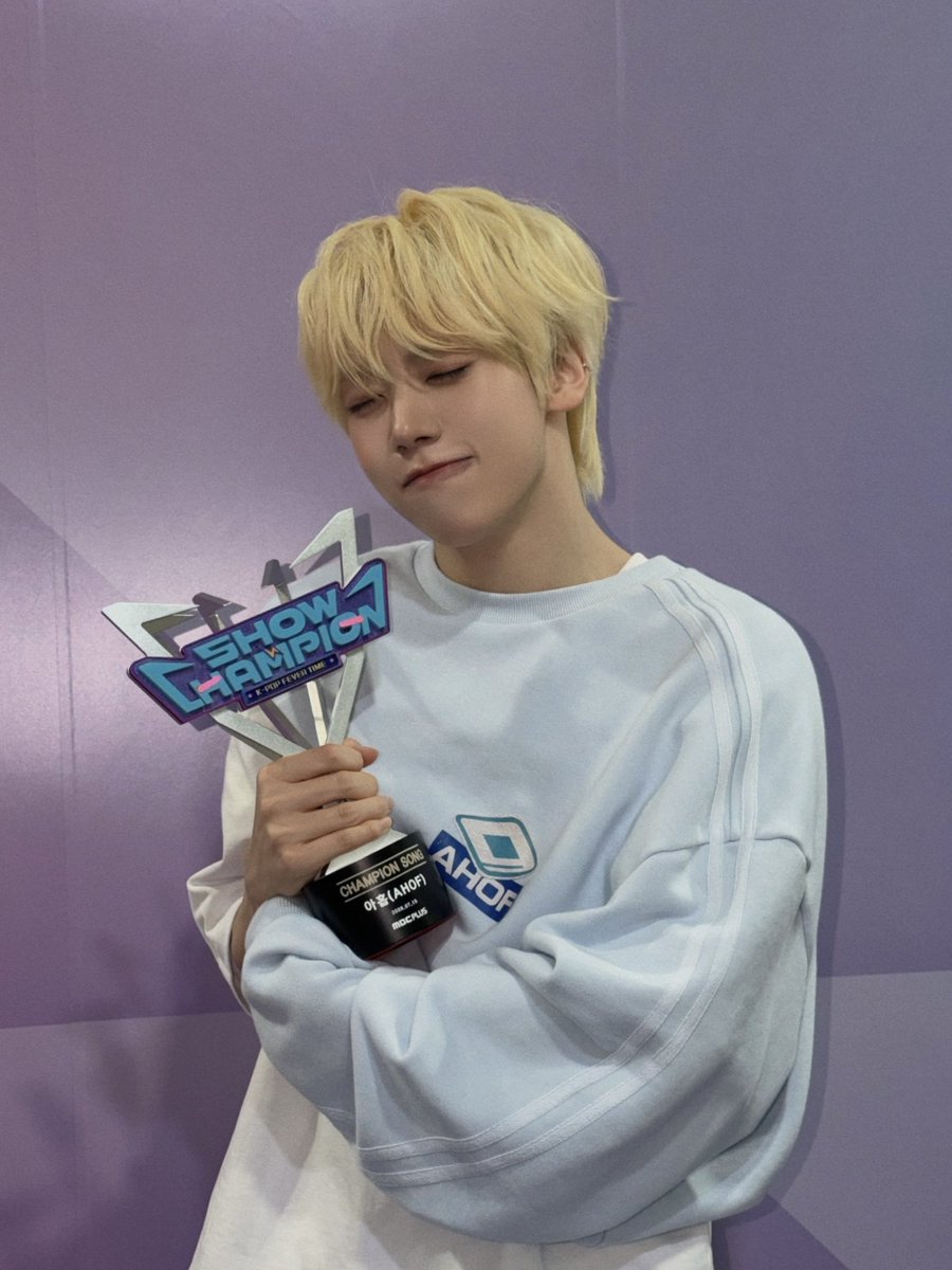 AHOF_official's tweet photo. 🏃 260715 RTY
쇼챔피언 🩵🐳

1위 만들어준 포하 너무 고맙고 사랑해 🥺🫰

#AHOF #아홉
#WOONGKI #차웅기 https://t.co/HJ8kDzA6Ez