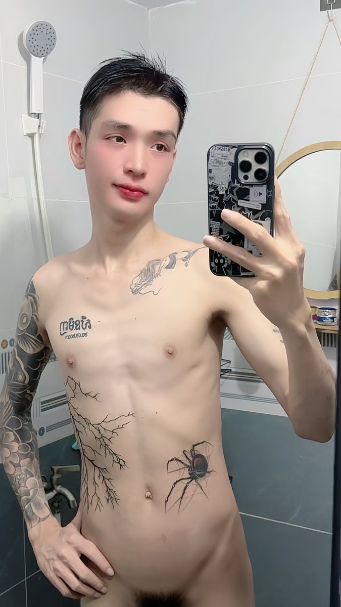 minh2003k's tweet photo. Bott_Slim_Tatto🏳️‍🌈❤️Dị mà ế🥲
 hữu duyên : B.C đi😊😂 https://t.co/ONxtW61GI0