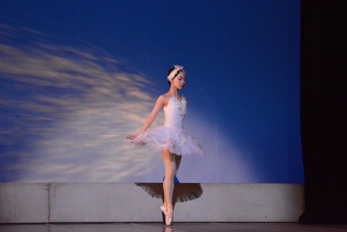 pique_miku's tweet photo. 昨年の夏は白鳥になりました🦢🤍

 #ballet  #ballerina  #model  #swanlake https://t.co/z3lGzBBpVx