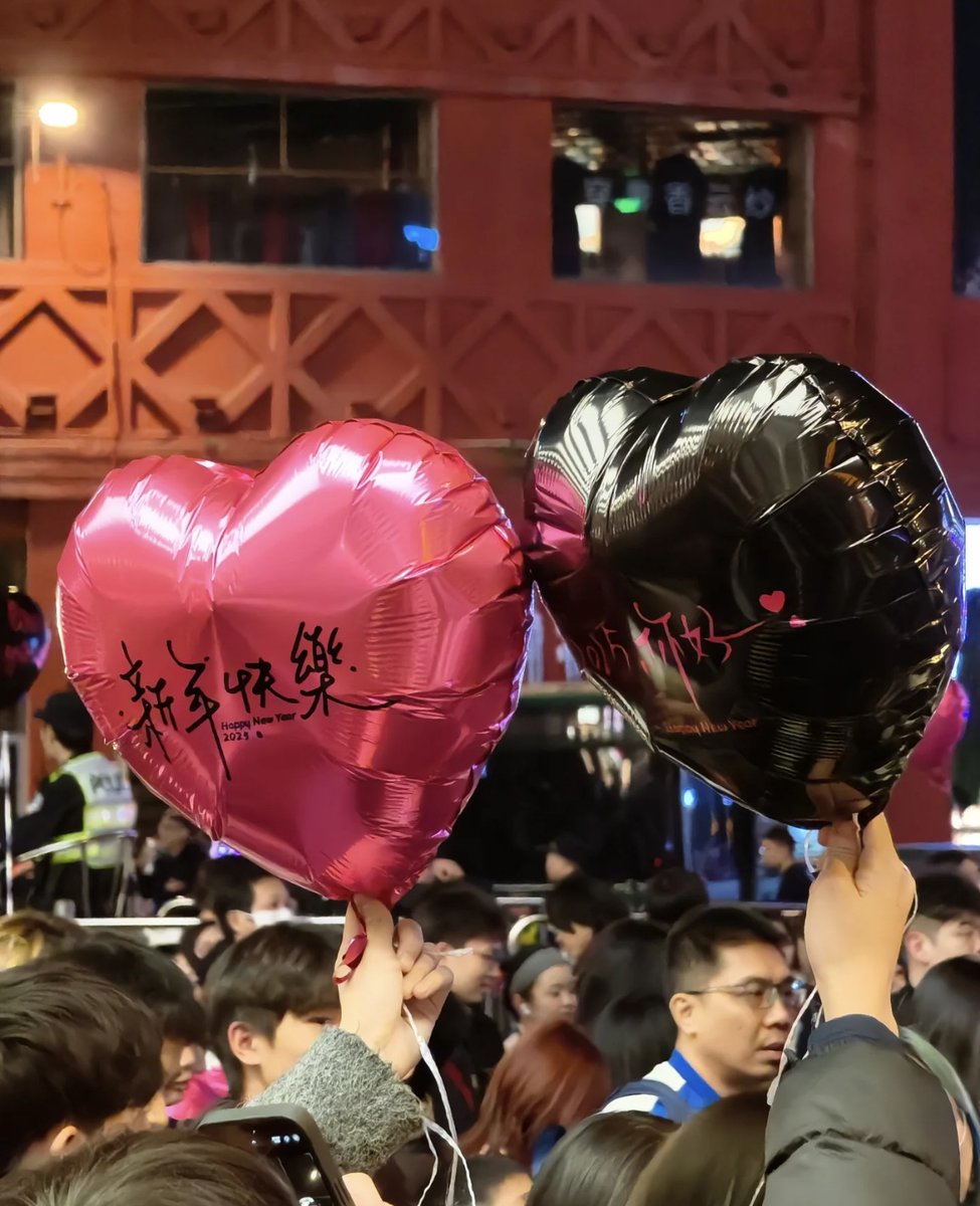mi_19950809's tweet photo. “Midnight cheers to new chapters  May your days be bright, full of tiny wins and warm moments. Happy New Year, everyone! ”， https://t.co/b1rXYKJZ6w