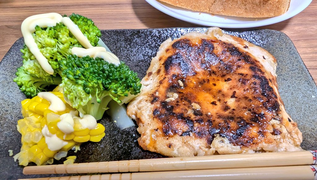 3to3n3's tweet photo. 昨晩ベビたんにお豆腐ハンバーグデビューさせようと作ってたら旦那ちゃんが焼きを担当してくれて、いい感じに焼いて残りで私用に味付けてふっくら焼いてくれたんだけど…
私が寝た後に念の為チンしたらふっくらさんがどこかに行ってしまったそうです。。。ꉂ🤣𐤔

しっかり美味しくいただきました😋 https://t.co/D1DP9JYqzP