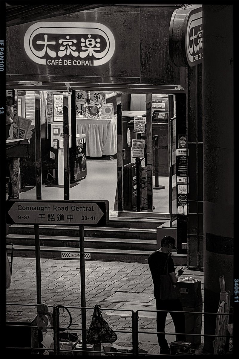 king169hk's tweet photo. Night shot of Hong Kong 
#hongkong
#streetphotography https://t.co/BI2SUzpY6k