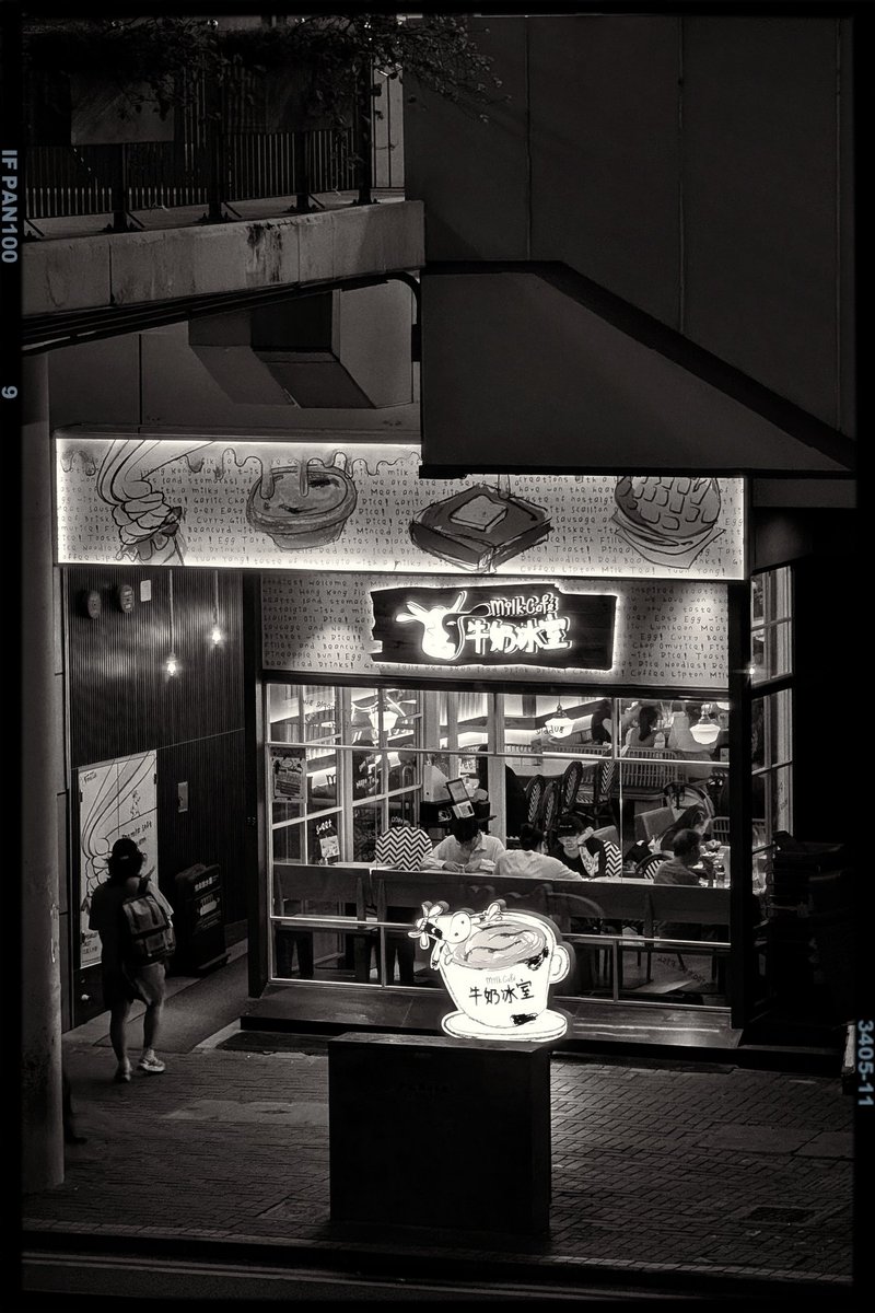 king169hk's tweet photo. Night shot of Hong Kong 
#hongkong
#streetphotography https://t.co/BI2SUzpY6k