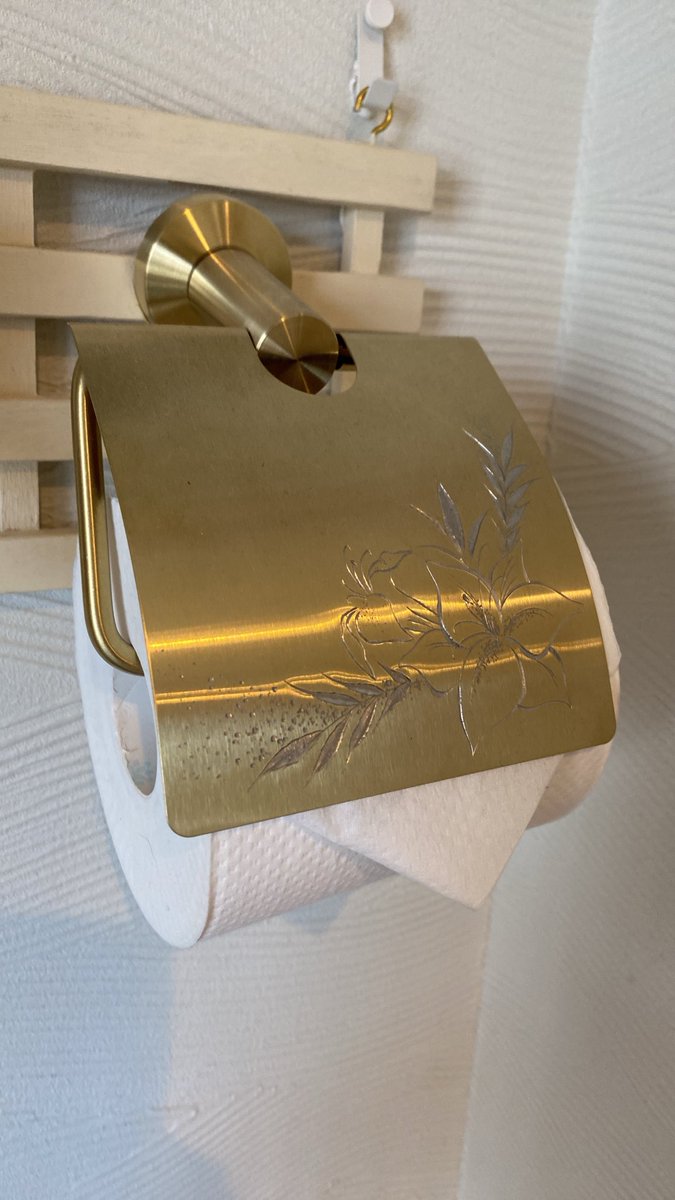wadachoukin's tweet photo. トイレットペーパーホルダーを金属にすると、長く愛用できますよ！
もちろん彫りますよ！
#金曜日は金属の日 https://t.co/4S349MnHSy