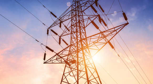 LeaBourseFR's tweet photo. 🇫🇷 +2,5% des factures d'électricité en août.

Et le même jour : TVA réduite à 5,5 % sur la climatisation pour en encourager l’usage.

Ces 2 décisions simultanées illustrent PARFAITEMENT la contradiction structurelle de la politique énergétique française.

→ D’un côté, on rend la clim plus accessible (ce qui augmentera mécaniquement la consommation estivale).

→ De l’autre, on renchérit le prix de l’électricité.

Le plus frustrant c'est que la France devrait avoir l’électricité la moins chère d’Europe grâce au nucléaire.

Mais en pratique, les prix sont indexés sur les marchés européens (dominés par le prix du gaz).

C'est une subvention implicite massive de la France vers ses voisins + une aberration économique que 2,5% de hausse en août rappelle une fois de plus.