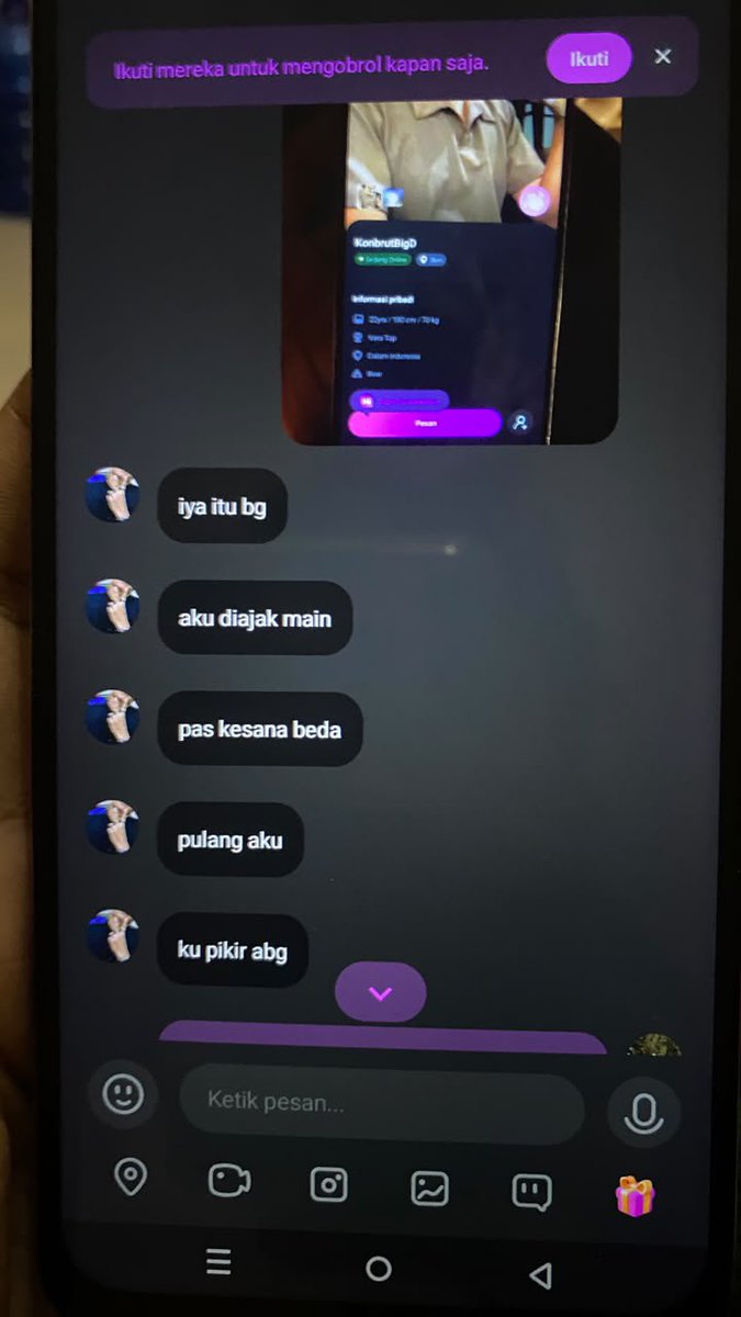 void47291836's tweet photo. Buat anak Pekanbaru hati2 sm akun walla ini. Siapapun yg di chat, ini faker. Make foto orang, nyebut tempat kerja orang. Udah brp banyak yg ngadu, yg mau bantu boleh report akun ini ga harus orang Pekanbaru kalo buat report. #gaypku #gaypekanbaru https://t.co/cDokIuokCU