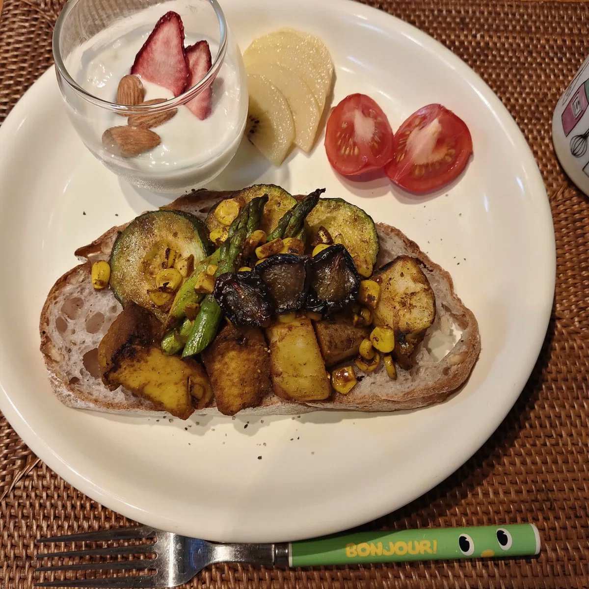 rainbowcafepro's tweet photo. 👩「王様のおやつドライピオーネの味をもっと活かしたい！カレー風味の炒めものにアレンジしました。イメージは休日のちょっと贅沢朝ごはんですが、味付けに醤油を使っているのでごはんでも相性が良いです♪」

🍇夏野菜とドライピオーネのオープンサンド
#王様のおやつヴィーガンレシピ
https://t.co/a5yYhrGihr