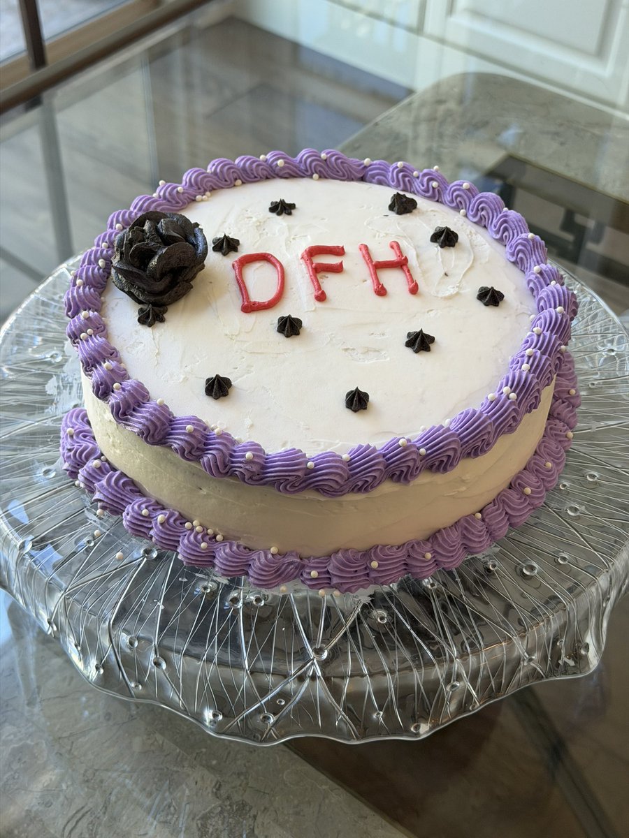 rowofviolets's tweet photo. @gracieshq WE ALREADY MADE OUR CAKE https://t.co/UhcuS01KBn