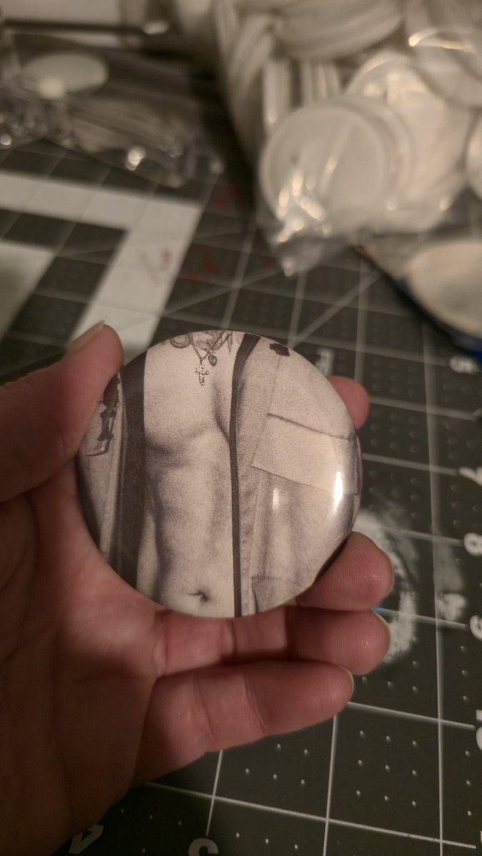 Jade_Norica's tweet photo. Working on freebies for Bigbangs upcoming concert at Metlife Stadium #bigbang #taeyang #bigbangvip #kpop #bigbangworldtour #concertfreebies https://t.co/2gVotUOb4z