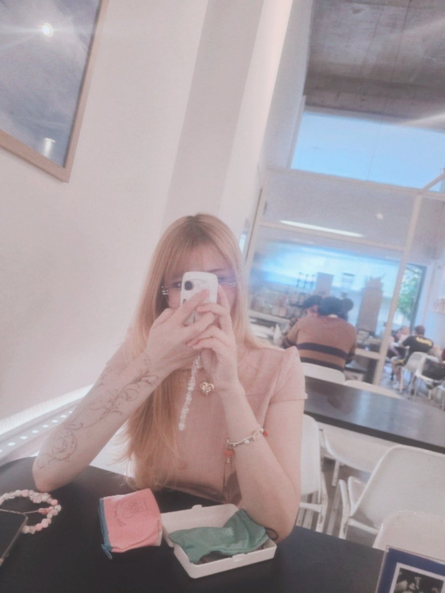 sangriacry's tweet photo. visão de um date cmg https://t.co/H1ggiQQ3Xn