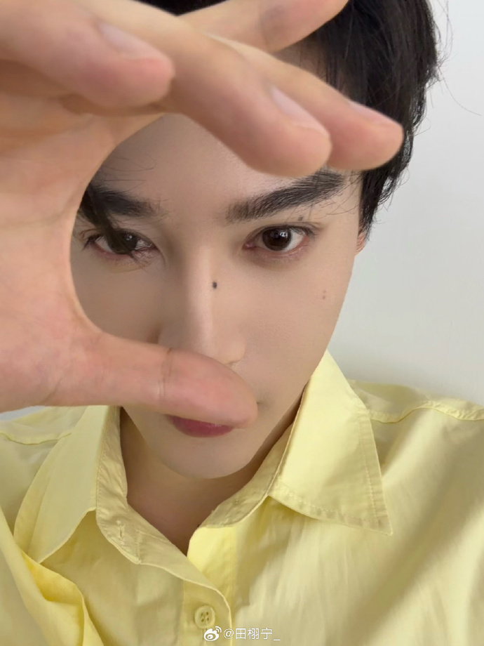 chintadamoe's tweet photo. Chúc mừng Điền Hủ Ninh tỏa sáng bằng phong thái đẳng cấp trên bìa Elle Ngũ Đại đầu tiên đầy ấn tượng hôm nay. XUNING GRACES ELLE COVER #EllexTianXuning https://t.co/M81dOjJJ8u