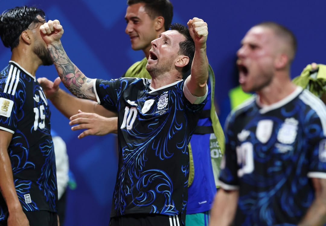 Actufoot_stats's tweet photo. 🏆 Tous les Vainqueurs de la Coupe du Monde depuis sa création en 1930.

1930 ⟶ 🇺🇾 Uruguay
1934 ⟶ 🇮🇹 Italie
1938 ⟶ 🇮🇹 Italie
1950 ⟶ 🇺🇾 Uruguay
1954 ⟶ 🇩🇪 Allemagne
1958 ⟶ 🇧🇷 Brésil
1962 ⟶ 🇧🇷 Brésil
1966 ⟶ 🏴󠁧󠁢󠁥󠁮󠁧󠁿 Angleterre
1970 ⟶ 🇧🇷 Brésil
1974 ⟶ 🇩🇪 Allemagne
1978 ⟶ 🇦🇷 Argentine
1982 ⟶ 🇮🇹  Italie
1986 ⟶ 🇦🇷 Argentine
1990 ⟶ 🇩🇪 Allemagne
1994 ⟶ 🇧🇷 Brésil
1998 ⟶ 🇫🇷 France
2002 ⟶ 🇧🇷 Brésil
2006 ⟶ 🇮🇹 Italie
2010 ⟶ 🇪🇸 Espagne
2014 ⟶ 🇩🇪 Allemagne
2018 ⟶ 🇫🇷 France
2022 ⟶ 🇦🇷 Argentine
2026 ⟶ 🇪🇸🇦🇷❓