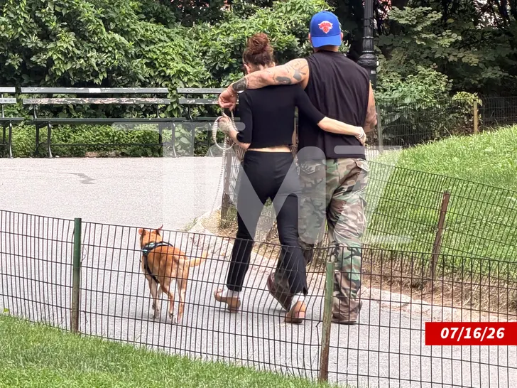 ahh_adan's tweet photo. 🚨┃ ARIANA GRANDE AND RICKY WERE SPOTTED IN NYC WALKING TOULOUSE! https://t.co/tRKjB8yiyu