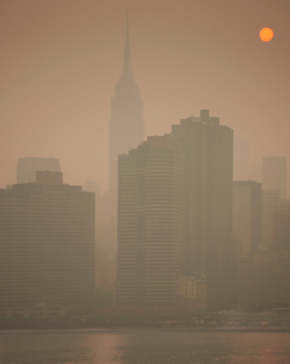 isardasorensen's tweet photo. Smoky #sunset skies tonight in #NYC due to drifting smoke from the Canadian wildfires. #NewYork #NewYorkCity https://t.co/cGYHZpkLRi