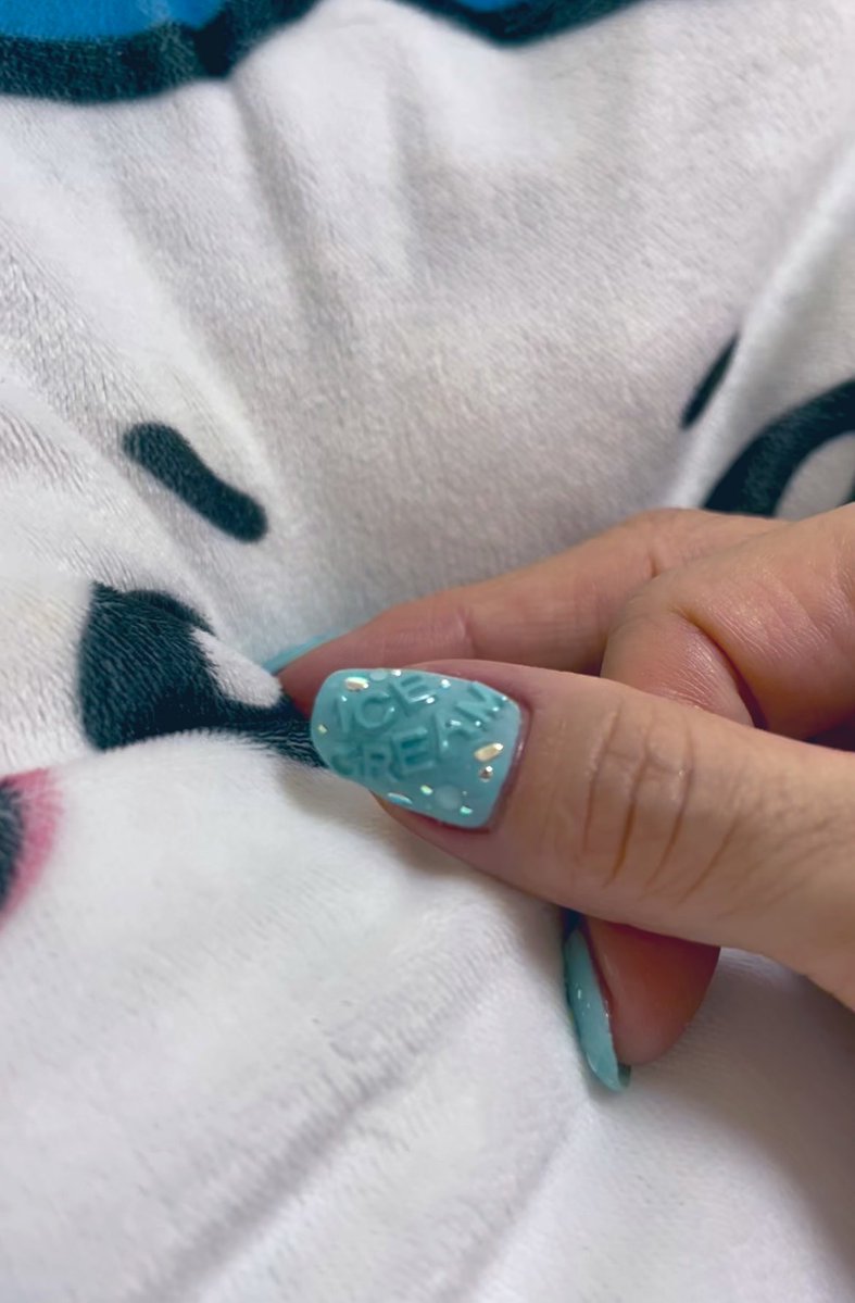 erineko231's tweet photo. 猫とは関係ありませんが、ネイル変更💅

今回はサーティワン風と、トレンドのバブルホロネイルに🍨🍓🧼🫧
シリコンモールド使った小さいアルファベット作りで頭おかしくなったw
めちゃくちゃ疲れたし肩凝り凄い🫠
サーティワン食べたいよ

#セルフネイル　#バブルホロネイル　#サーティワン https://t.co/H1ky0JtQi9