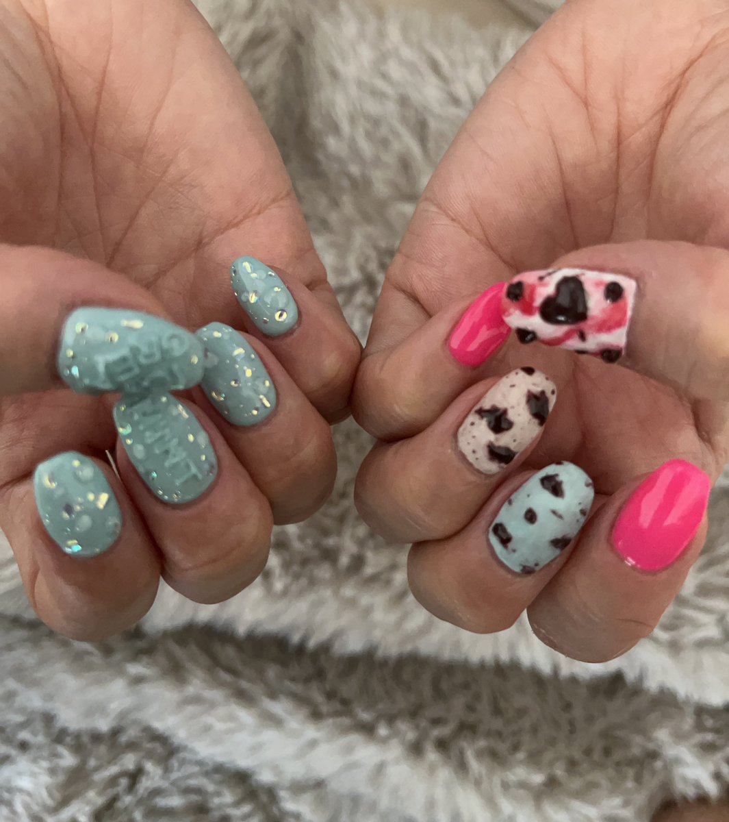 erineko231's tweet photo. 猫とは関係ありませんが、ネイル変更💅

今回はサーティワン風と、トレンドのバブルホロネイルに🍨🍓🧼🫧
シリコンモールド使った小さいアルファベット作りで頭おかしくなったw
めちゃくちゃ疲れたし肩凝り凄い🫠
サーティワン食べたいよ

#セルフネイル　#バブルホロネイル　#サーティワン https://t.co/H1ky0JtQi9