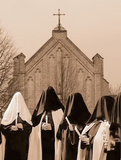 joaosilveiraaa's tweet photo. The Veiled Carmelites

Before the Second Vatican Council, on certain occasions the Carmelites wore veils that covered their faces. These veils were used whenever a sister had to appear in public - for example, at a Mass or a procession - or when she had to leave the enclosure.

The purpose was to allow the nun to preserve her contemplative spirit, even if only temporarily in the midst of the world. This veil was worn by Saint Teresa and her first Carmelites.

The rules for visits at the Carmel were quite strict. The only exception was for novices, who could receive visitors - in the parlor behind the grilles - whoever they wished. 

Saint Teresa wanted it to be clear that the sisters were there because they wanted to be, and not because they were forced by anyone.