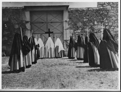 joaosilveiraaa's tweet photo. The Veiled Carmelites

Before the Second Vatican Council, on certain occasions the Carmelites wore veils that covered their faces. These veils were used whenever a sister had to appear in public - for example, at a Mass or a procession - or when she had to leave the enclosure.

The purpose was to allow the nun to preserve her contemplative spirit, even if only temporarily in the midst of the world. This veil was worn by Saint Teresa and her first Carmelites.

The rules for visits at the Carmel were quite strict. The only exception was for novices, who could receive visitors - in the parlor behind the grilles - whoever they wished. 

Saint Teresa wanted it to be clear that the sisters were there because they wanted to be, and not because they were forced by anyone.