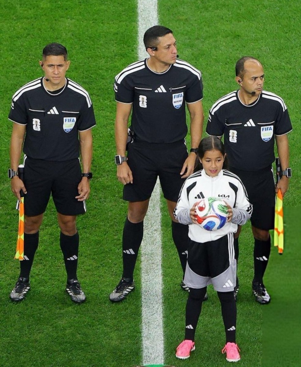ManuelTomilloC's tweet photo. Árbitros venezolanos Jesús Valenzuela, Jorge Urrego y Tulio Moreno dirigirán el partido por el tercer lugar entre Inglaterra y Francia en el Mundial 2026 https://t.co/lA36mzSxet