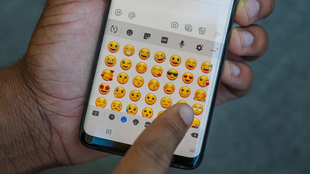 beehaber's tweet photo. Bugün, Dünya Emoji Günü. https://t.co/r7wpYat2oz
