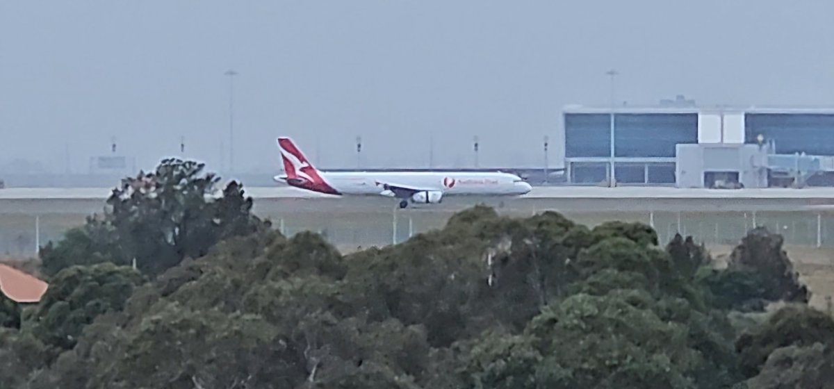sydwestagribus's tweet photo. Qantas Freight QF7303 landed a few minutes ago as the second test cargo flight at Western Sydney International Airport ✈️
#WSI 🌧 https://t.co/2gV6GyvKOF