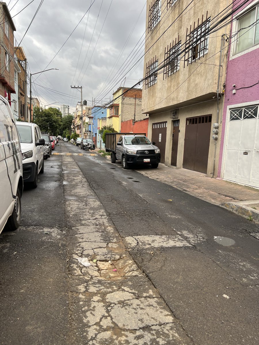 baak_72's tweet photo. @mauriciotabe Ajá! Todo muy padre pero cuando repavimentas laguna de Yuriria en la granada, está toda parchada, próximos socavones en sus dos esquinas y ni te apareces, parece que no tenemos alcalde, toda la alcaldía la tienes abandonada https://t.co/eAK6cjOqA2