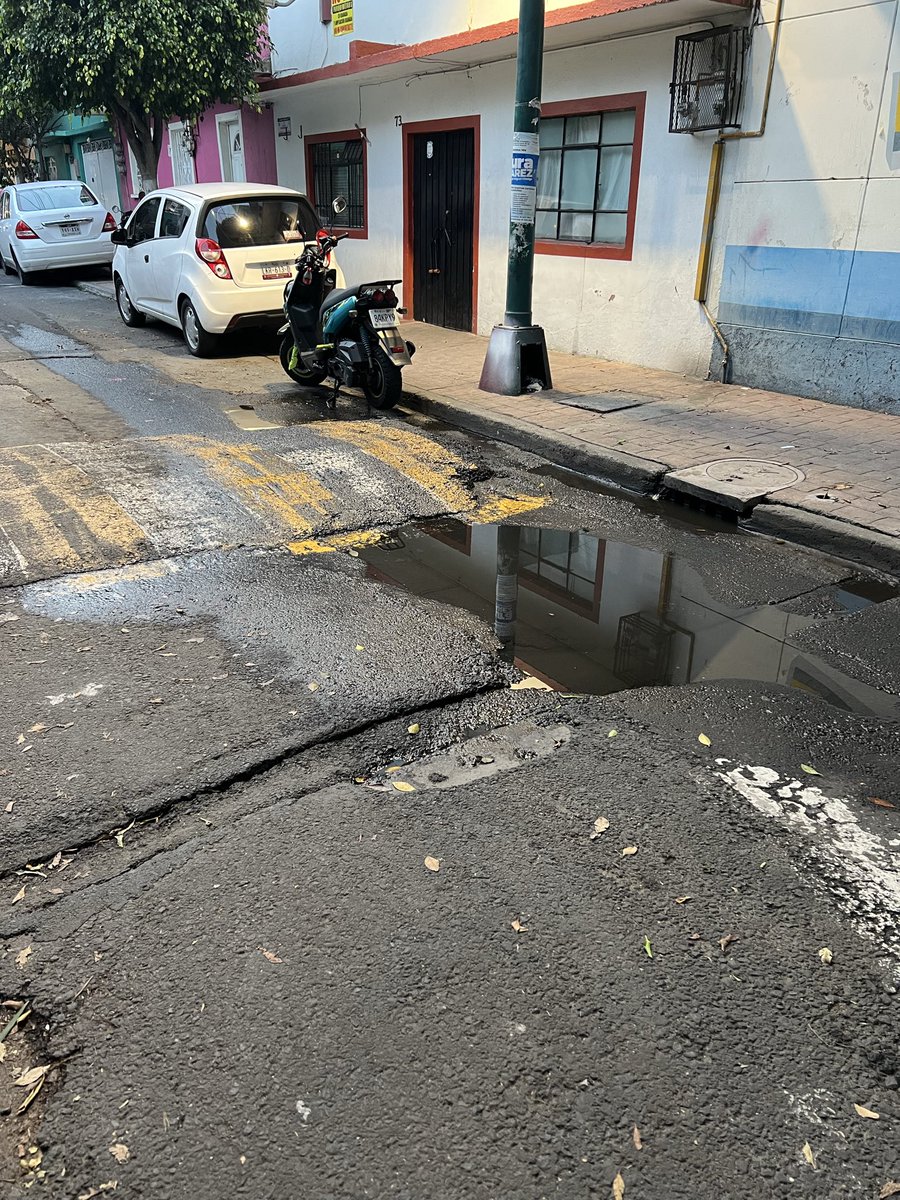 baak_72's tweet photo. @mauriciotabe Ajá! Todo muy padre pero cuando repavimentas laguna de Yuriria en la granada, está toda parchada, próximos socavones en sus dos esquinas y ni te apareces, parece que no tenemos alcalde, toda la alcaldía la tienes abandonada https://t.co/eAK6cjOqA2