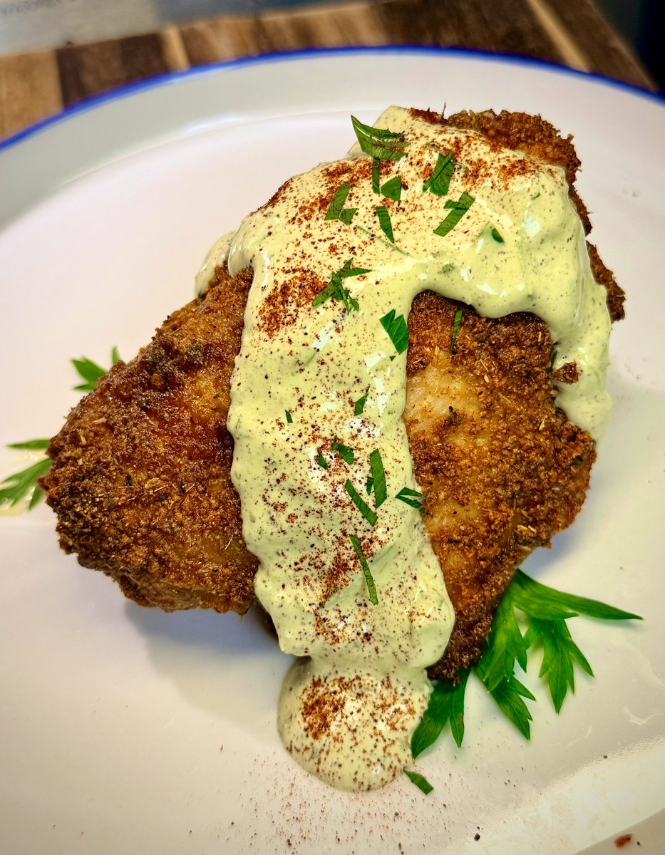 SammyJoCooks4U's tweet photo. Amazing crispy baked chicken thighs served with a mouthwatering aioli made with sour cream, mayo, scallions, cilantro, jalapeño, fresh lime juice and parsley then spiced up just right with chipotle, onion powder, paprika, S&P! Enjoy!!! 😋 🤤
#dinner
#ThursdayKitchen https://t.co/luADKiUGCV