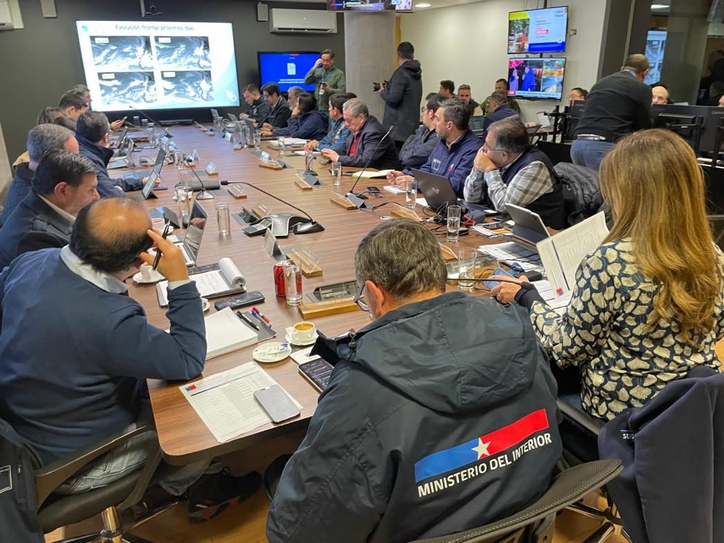 ACHMChile's tweet photo. La ACHM continúa trabajando junto a SENAPRED y el Gobierno de Chile para reforzar la coordinación con los municipios, monitorear el avance del sistema frontal y articular medidas preventivas en las regiones comprendidas entre Atacama y La Araucanía. https://t.co/0mAKik8UwC