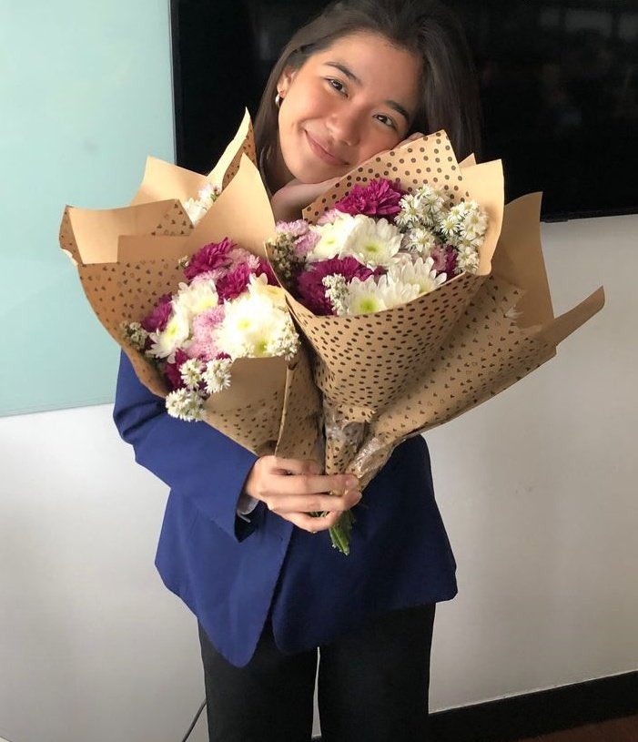 readsilog's tweet photo. aiah as ur consistent gf na may pa-flowers every week because she can, and she will! https://t.co/r32LNlwu8Q