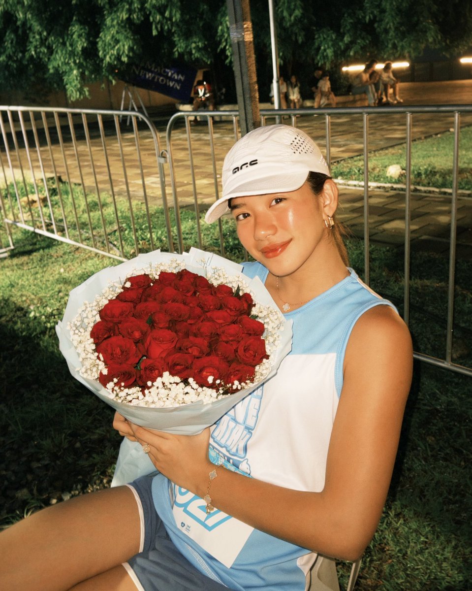 readsilog's tweet photo. aiah as ur consistent gf na may pa-flowers every week because she can, and she will! https://t.co/r32LNlwu8Q