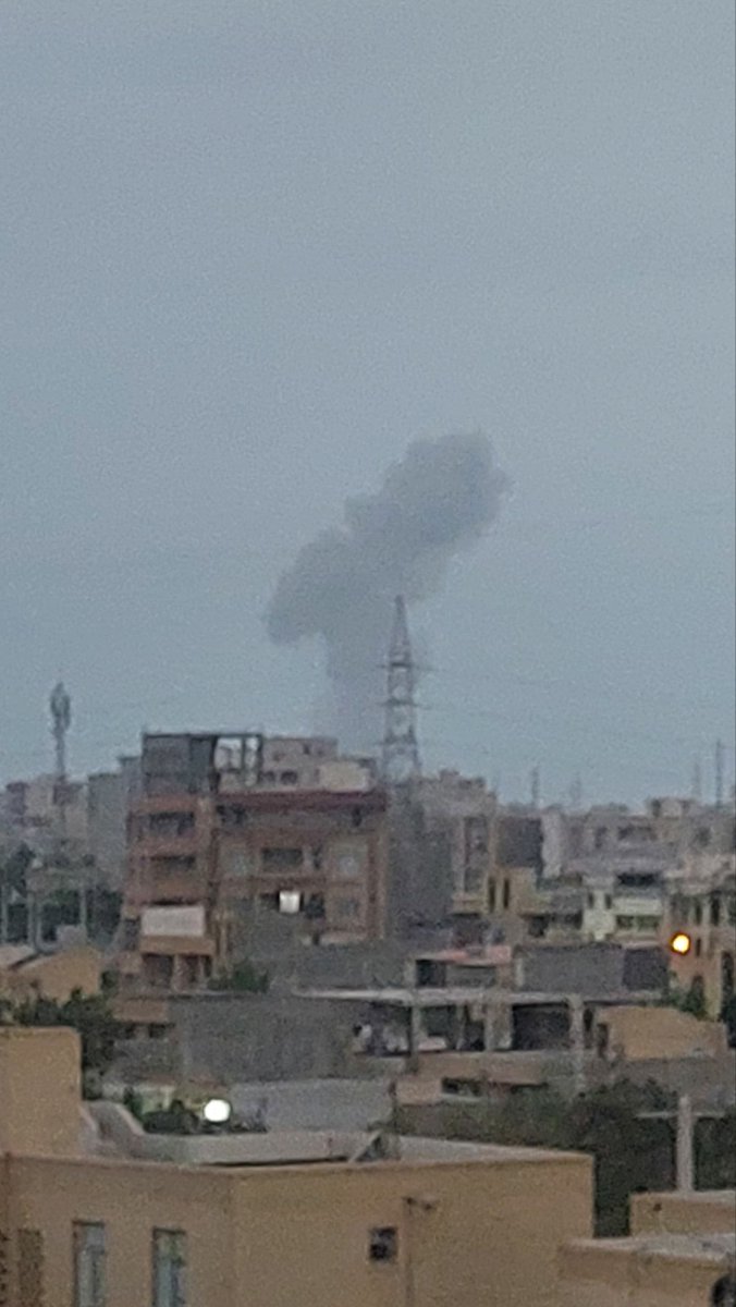 Vahid's tweet photo. ویدیوهای دریافتی: دود انفجار حمله به نقطه‌ای در #چابهار
جمعه ۲۶ تیر #Iran https://t.co/lHB9OVGDLE