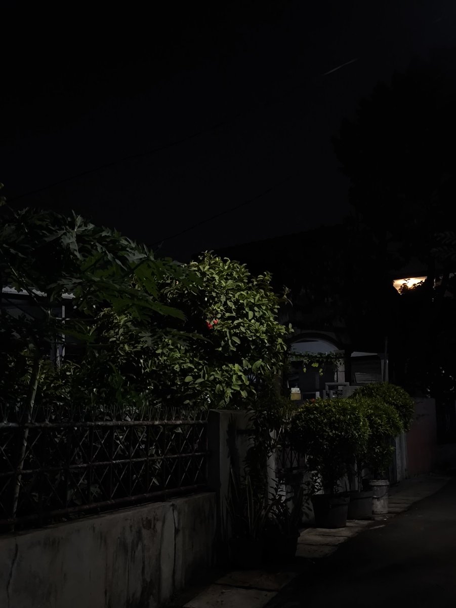 Marsya_6590's tweet photo. Mungkin, aku memang sedang hidup di musim yang paling redup.
Tapi bahkan malam pun tak mampu memadamkan satu cahaya kecil.
Dan mungkin,
itu sudah cukup untuk membuatku percaya pada hari esok. https://t.co/K70uvp6YzP