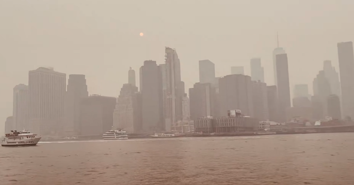 TouchlineX's tweet photo. 🚨 𝗕𝗥𝗘𝗔𝗞𝗜𝗡𝗚: New York is completely covered in smoke from Canadian wildfires, exactly three days before the World Cup final, which will be featured in the Metlife Stadium. https://t.co/3UyJJesXdP