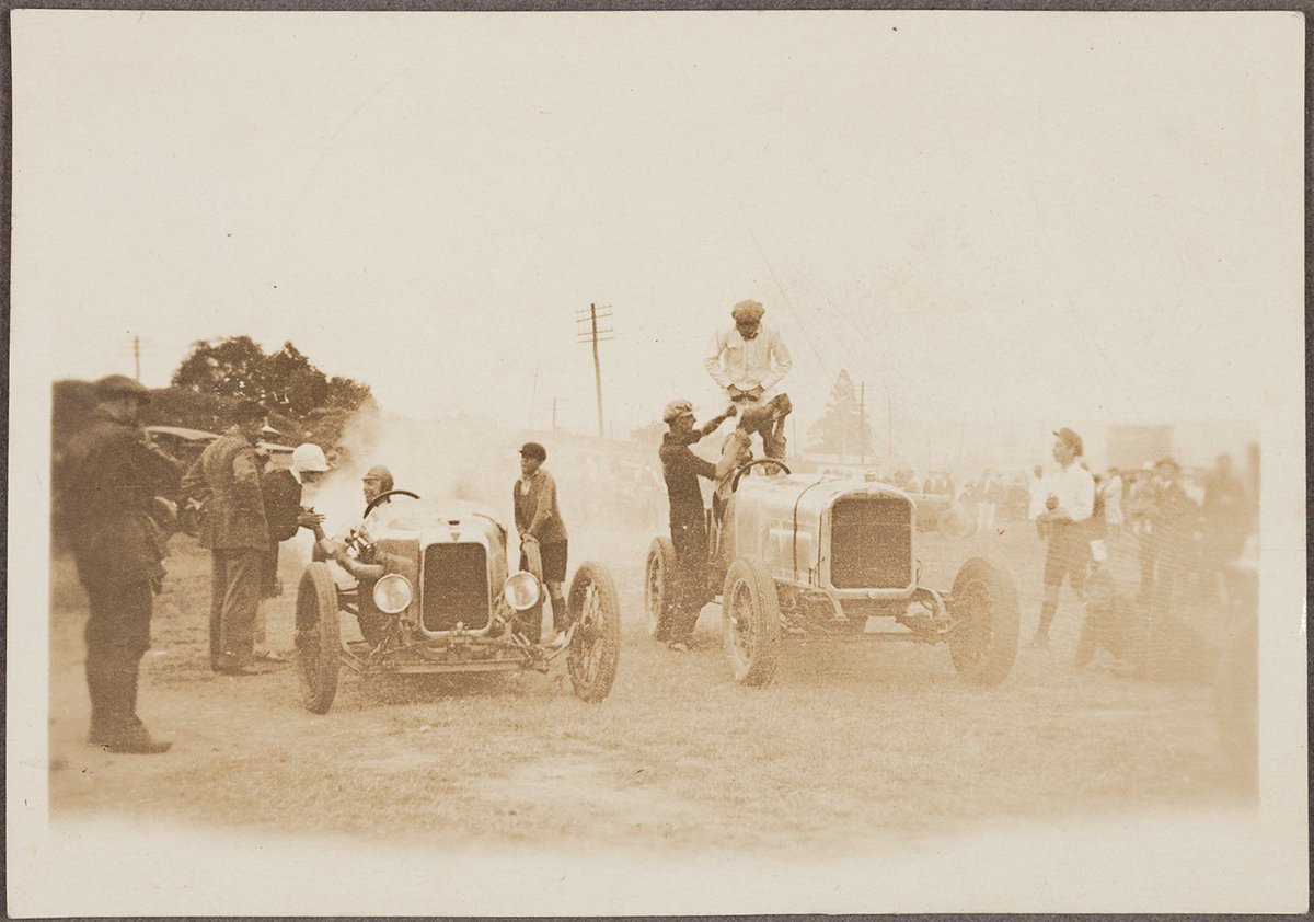 Geoffmuse's tweet photo. Racing cars at Penrith Speedway, 1928, by Ronald Vernon Taylor, State Library of NSW. Penrith Speedway was opened in 1920.  It was operated by Western Suburbs Motor Cycle Club and occupied paddocks owned by the local Member of Parliament, Sydney Smith. https://t.co/oSzLNtMgfl