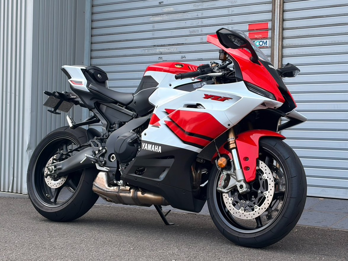 t_s_nagoya's tweet photo. 【YZF-R9、開発開始。】

YZF-R9がTRICKSTARに入庫しました。
ここから政府認証フルエキゾーストマフラーの開発がスタートします🔥

レースで培ったノウハウを注ぎ込み、
性能・サウンド・スタイルすべてにこだわった一台を目指します。
進捗は随時お届けしますので、ぜひご期待ください！

#YZFR9 #TRICKSTAR #マフラー開発 #R9