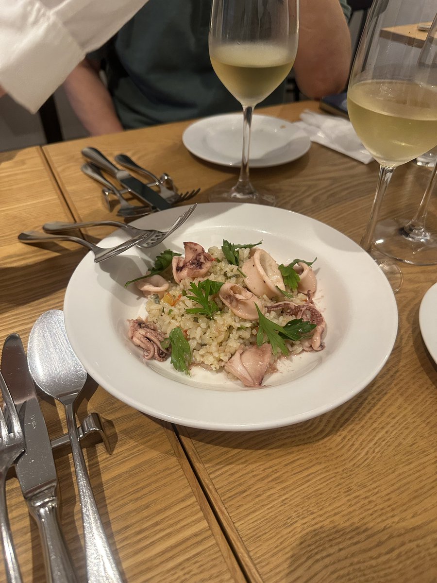 f_aya12's tweet photo. 上京してから、長いこと飲食店でアルバイトをしていました。その中で、いまでも定期的にお食事をさせていただいている方々がいらっしゃいます。美味しい食事を囲みながら、日々のいろんなお話をすること。そういう時間の有り難さを感じてます。大切な時間です。 https://t.co/XfFvZTP3dG