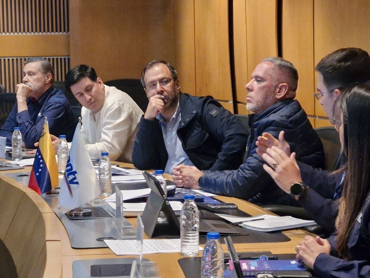 yvangil's tweet photo. Hoy hemos visitado la sede principal de Cantv, donde nos reunimos con el presidente, MG. Iván Rafael Hernández Dala y su destacado equipo de trabajo. Durante este encuentro, pudimos conocer de primera mano el despliegue técnico que la empresa está llevando a cabo en todo el estado La Guaira, con el objetivo de restablecer progresivamente los servicios de telefonía e Internet en las zonas afectadas desde el doblete sísmico del 24 de junio, que dañó la infraestructura de telecomunicaciones.

Hemos podido constatar el alto nivel de trabajo que se está realizando para atender esta contingencia de forma rápida y profesional. Además, discutimos sobre los planes de modernización de Cantv, que buscan garantizar un servicio eficaz y confiable para el pueblo venezolano, en línea con los compromisos establecidos en el Motor Telecomunicaciones para el desarrollo nacional.